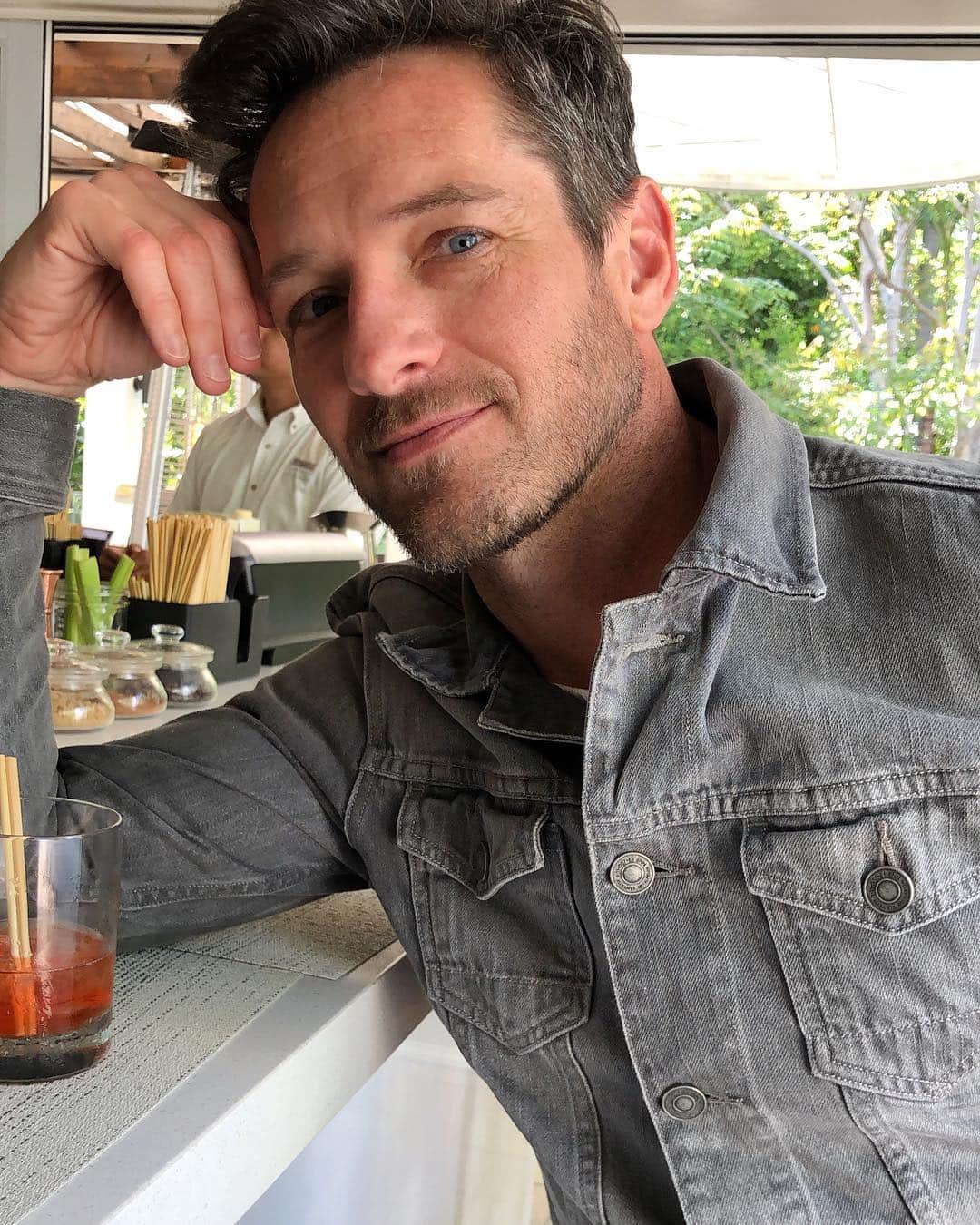 イアン・ボーエンのインスタグラム：「3 1/2 Negroni please.」