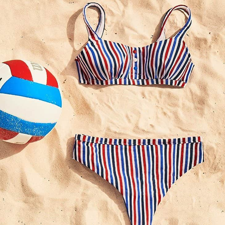 CALZEDONIAさんのインスタグラム写真 - (CALZEDONIAInstagram)「Summer game: how many bikinis will you be able to wear?;) #calzedonia #italianBeachwear #stripes #bikini」4月30日 2時49分 - calzedonia