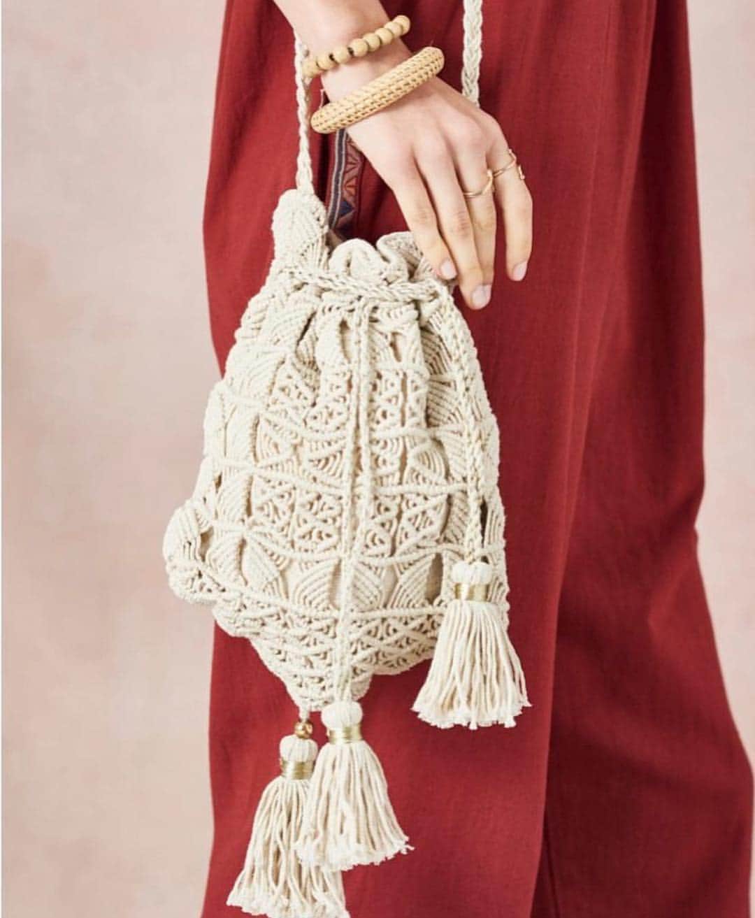 スターメラのインスタグラム：「Monday! #starmelauk ⭐️TANSY MACRAME POUCH ⭐️LIPA JUMPSUIT. . . . . . . . . . . . . . . #mondayvibes#love#starmela#monday#lovesummerhateeverythingelse #starmelabags #jadore#paris#london #losangeles #ss19#springsummer#lifestyle #traditionalhandcraft#travel#fashion#bohostlyle#etnicchic #macrame#embroidery#Mondaylook」