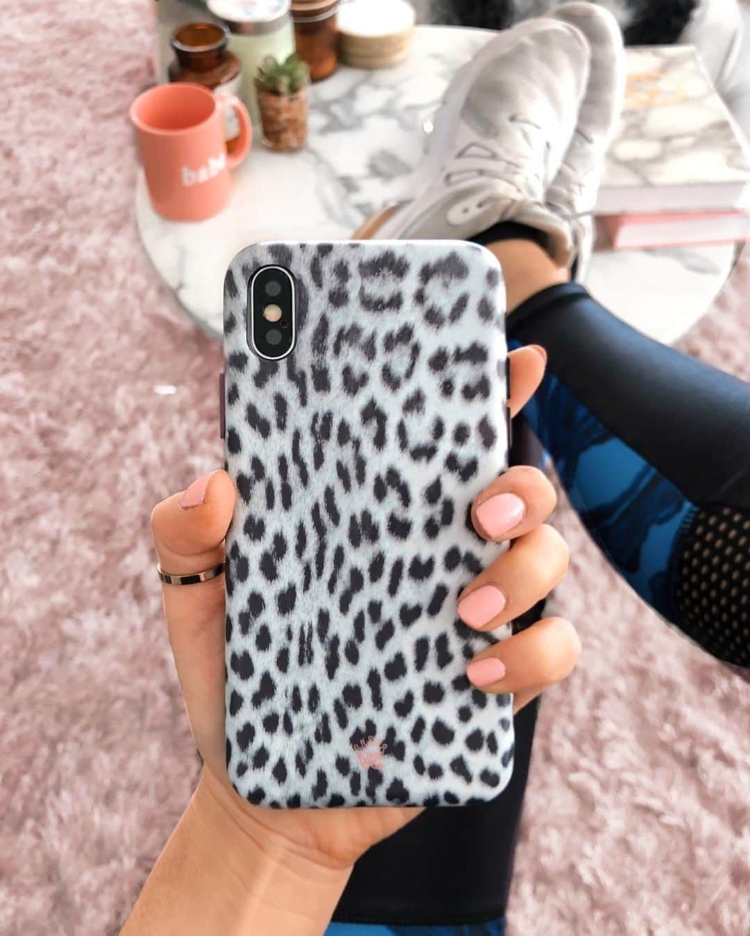VELVETCAVIARさんのインスタグラム写真 - (VELVETCAVIARInstagram)「What did you think of last night's #GOT episode?! 🗡️ ⠀ *NO SPOILERS* Comment ONE emoji that sums up your reaction. 👇🛡️#GameofThrones⠀ ⠀ Shop our Snow Leopard Case on @velvetcaviar. #leopard #velvetcaviar」4月30日 3時00分 - velvetcaviar