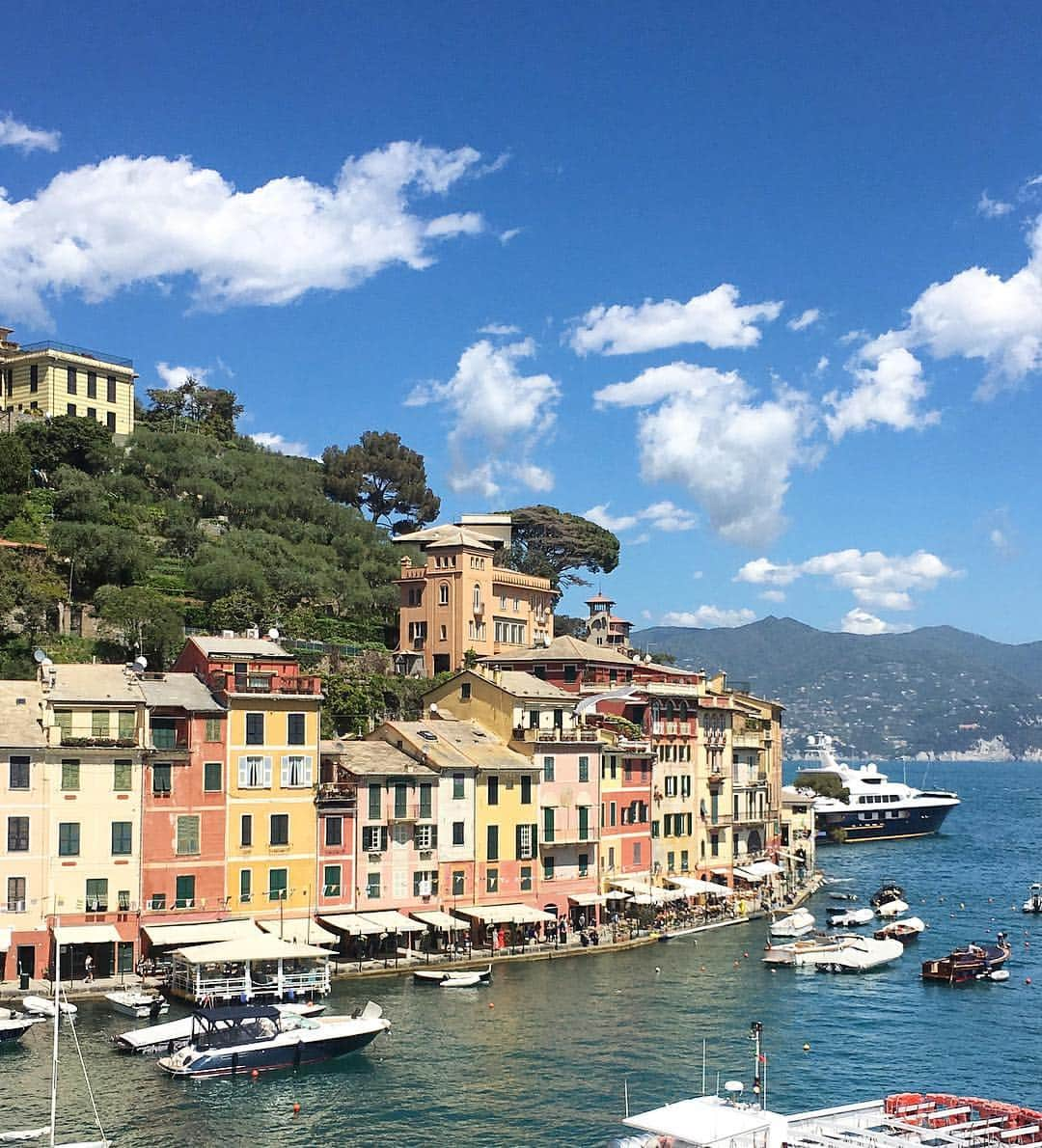 フェデリカ・テスタさんのインスタグラム写真 - (フェデリカ・テスタInstagram)「Non sono certa di cosa mi abbia fatto innamorare di Portofino... se sia stato il calore inaspettato del sole, il tono pastello delle case, il mormorare dell’acqua nel porto, il passeggiare mano nella mano con te o il fritto misto più buono che abbia mai mangiato... probabilmente è stato il mix di tutto che mi ha stregata☀️ #Weekend  #ItaliaBella #grateful」4月30日 3時13分 - _fedetesta_