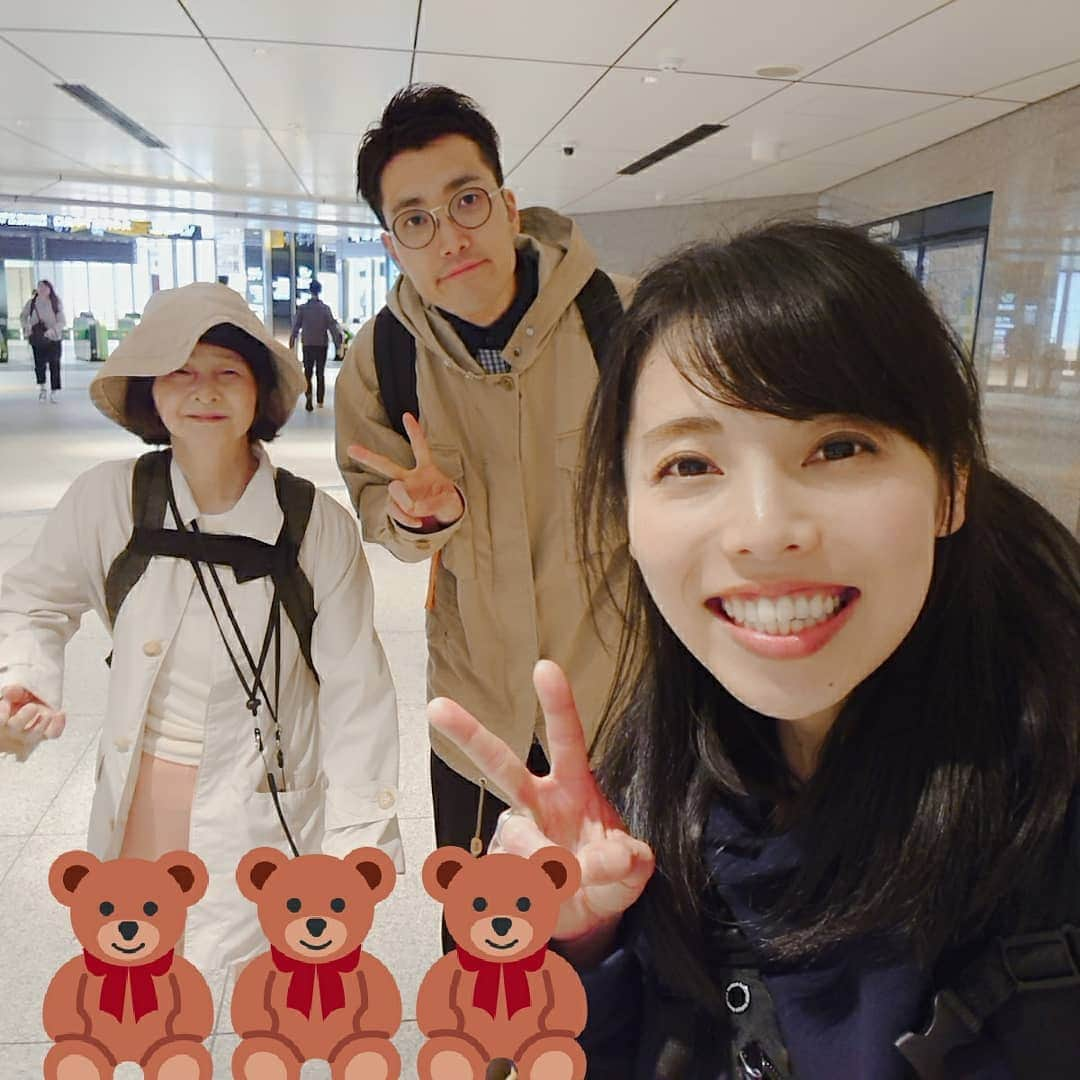 和泉杏さんのインスタグラム写真 - (和泉杏Instagram)「仲良い友達の結婚式で、大阪に帰ってました♪ 幸せ続きですね♪ 友達は綺麗で幸せそうで、最高でした♪ . わぁ～この二人はもう夫婦なんだ～❤️ . なんて思ってたけど、 東京に帰って自分の旦那さんと合流して 『この二人はもう夫婦なんだ～』 をもっと感じました(*´-`) . まだ 実感がない(*/□＼*) . . . #新婚 #実感ない #字逆 #新大阪 #弾丸大阪旅 #結婚式 #みんな幸せ #アイラブ母」4月30日 3時07分 - izumikyou