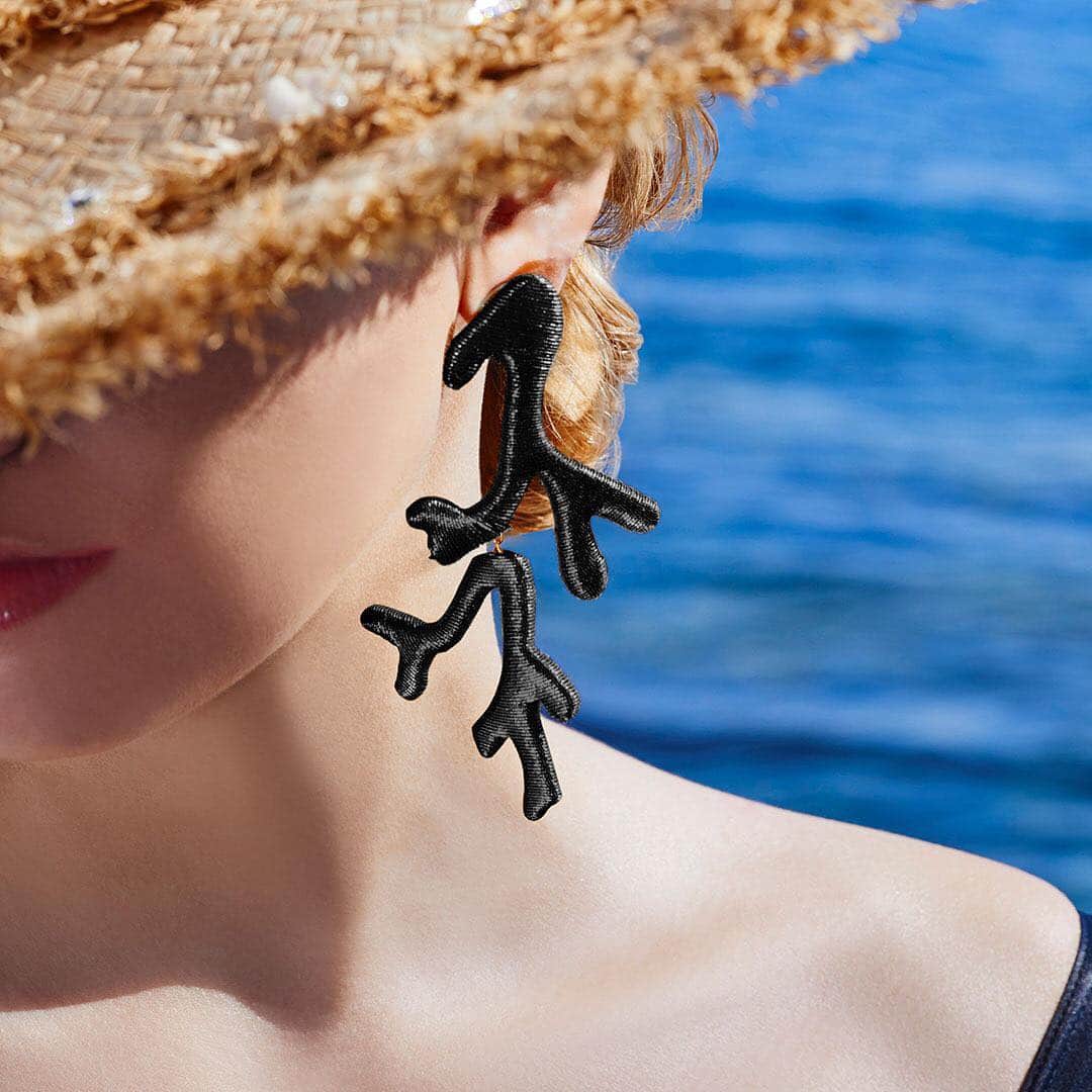 Aquazzuraさんのインスタグラム写真 - (AquazzuraInstagram)「Add a statement to your look with our Coraline earrings. They are inspired by the vibrant vibes of a Mediterranean summer holiday #AQUAZZURA #AQUAZZURAEscapes」4月30日 3時10分 - aquazzura