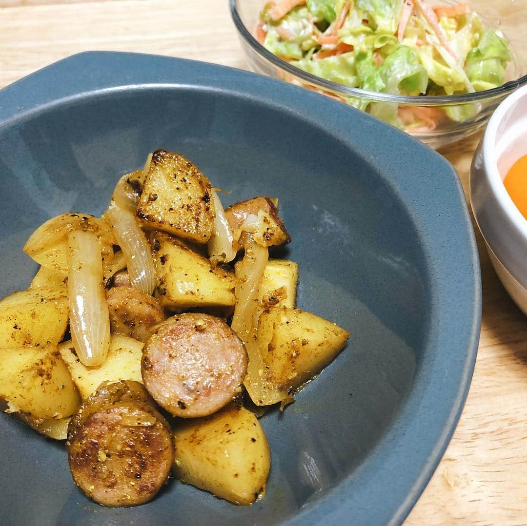 馬渕史香のインスタグラム：「カレージャーマンポテト  我ながら美味しくできました  #ふみかごはん  #あしざわ家 #ジャーマンポテト #カレー #レシピ #recipe #ずぼらレシピ #主婦 #macaronimate -- #japanese #japanesefood  #food #instafood  #foodstagram」