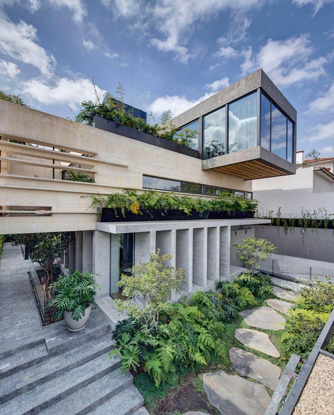 Design Milkさんのインスタグラム写真 - (Design MilkInstagram)「Despite its urban Mexico City location, the Bacatete House is a modern oasis offering an escape from the city. @rima_arquitectura designed the #concrete #home as its own environment with gardens surrounding the structure helping to create an indoor/outdoor connection. 🌿 designmilk.com \\\ photos by Frank Lynen」4月30日 3時17分 - designmilk
