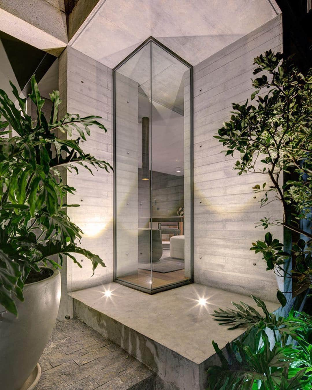 Design Milkさんのインスタグラム写真 - (Design MilkInstagram)「Despite its urban Mexico City location, the Bacatete House is a modern oasis offering an escape from the city. @rima_arquitectura designed the #concrete #home as its own environment with gardens surrounding the structure helping to create an indoor/outdoor connection. 🌿 designmilk.com \\\ photos by Frank Lynen」4月30日 3時17分 - designmilk