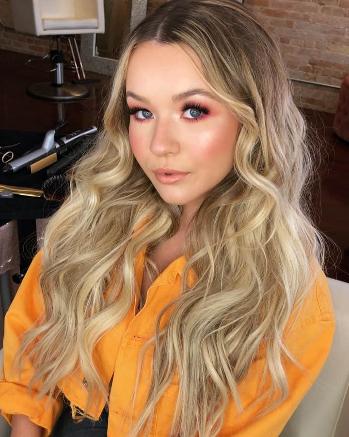 トーリ・ウェブスターのインスタグラム：「Started Monday off with a 💥💥💥 Let’s get it! 💄 : @jess.wolfert.makeup 💇🏼‍♀️ : @styledbynadia ✂️ : @sparklehairextensionbar」