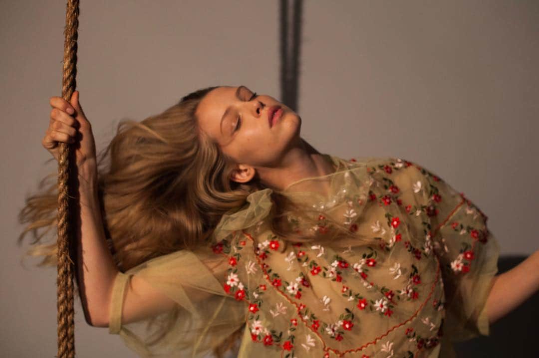 アビー・チャンピオンのインスタグラム：「Swinging with @thelovemagazine ♥️」