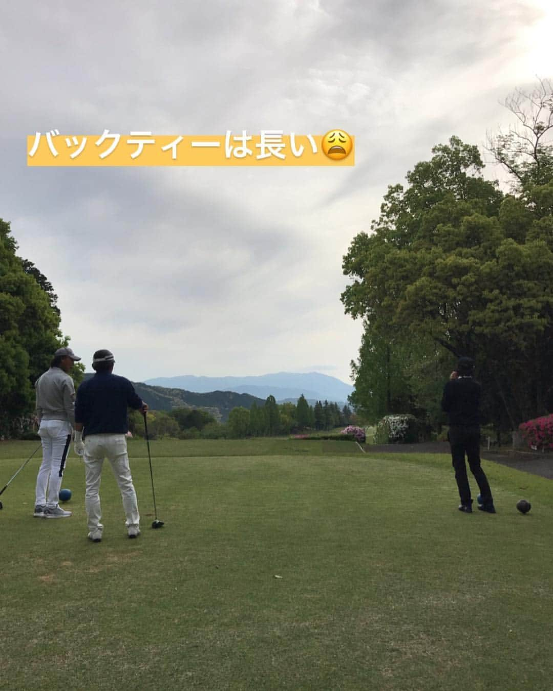 川原由維さんのインスタグラム写真 - (川原由維Instagram)「GW 2日目。  久しぶりのゴルフ⛳️ ステキなおじさま😆達に囲まれて〜🤣 日本シニアオープン🇯🇵ローアマに輝いた事もある、去年は九州シニアチャンピオンになったとーってもお上手なおじいちゃま笑ではなく… おじちゃま🤣に、もまれてきました🤣  こんなに上手なアマチュアの方達と回った事がなかったから、コテンパンにやられました🤣 笑ってる場合じゃない！ 悔しくて悔しくて…  しっかりトレーニングして、リベンジだ‼️💪 口は悪いけど、皆さんとっても優しくて良い方達です♫ ゴルフの後の反省会は、色々盛り上がりますな🤣  ゴルフの話は延々止まりしぇん🤣 楽しい仲間とのゴルフの話は面白ろすぎます。  ありがとうございました😊 今度は真剣勝負‼️よろしくお願いします😆  #前のパーティーは、とっても可愛いゴルファーが😍#この子達がゴルフを楽しんでくれてずっと続けてくれたら良いな#ゴルフ#素晴らしい#なんていい#スポーツなんだ！#ゴルフする人が増えて欲しい#ゴルフ人口を増やしたい#九州チャンピオン」4月30日 9時16分 - yui5520