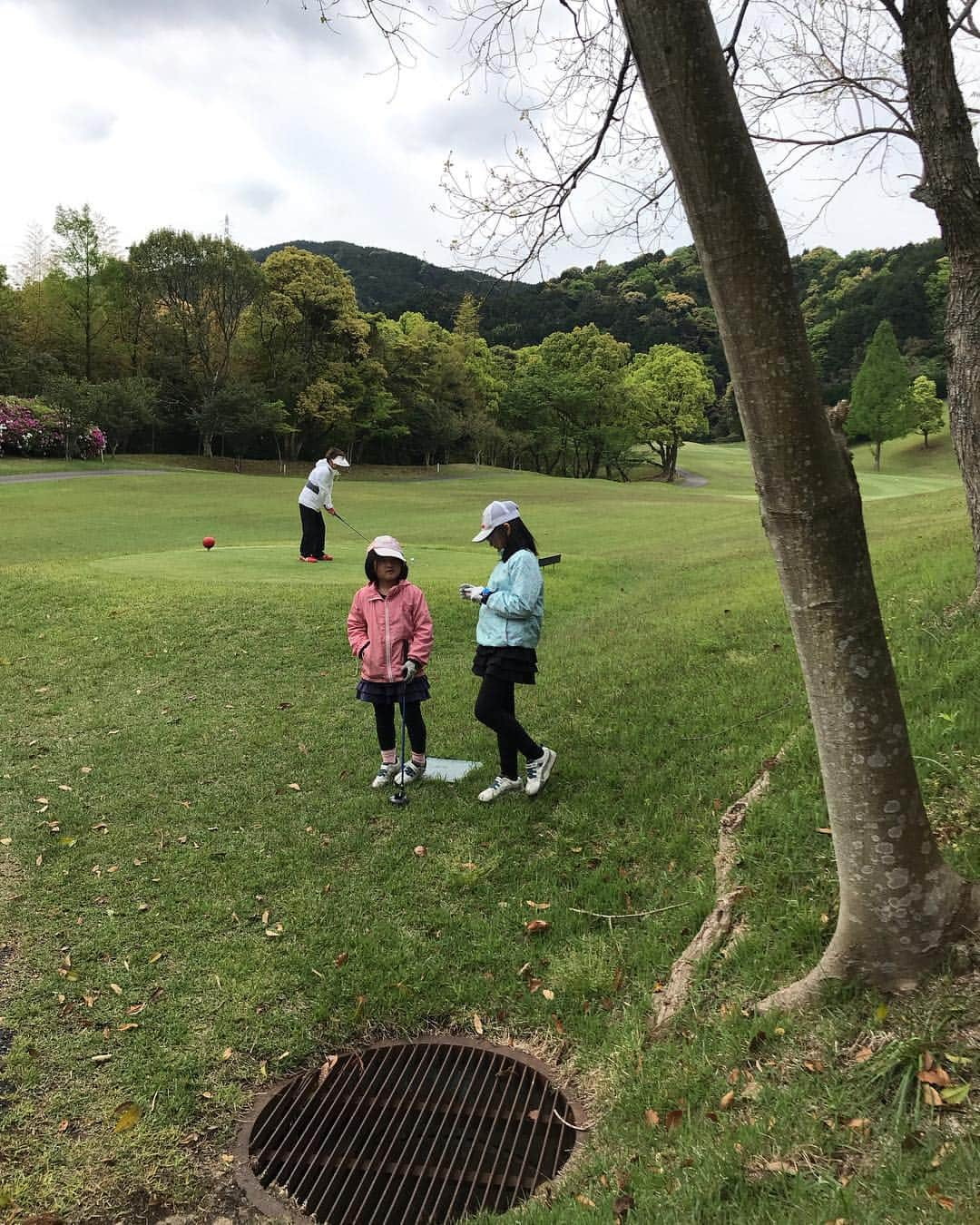 川原由維さんのインスタグラム写真 - (川原由維Instagram)「GW 2日目。  久しぶりのゴルフ⛳️ ステキなおじさま😆達に囲まれて〜🤣 日本シニアオープン🇯🇵ローアマに輝いた事もある、去年は九州シニアチャンピオンになったとーってもお上手なおじいちゃま笑ではなく… おじちゃま🤣に、もまれてきました🤣  こんなに上手なアマチュアの方達と回った事がなかったから、コテンパンにやられました🤣 笑ってる場合じゃない！ 悔しくて悔しくて…  しっかりトレーニングして、リベンジだ‼️💪 口は悪いけど、皆さんとっても優しくて良い方達です♫ ゴルフの後の反省会は、色々盛り上がりますな🤣  ゴルフの話は延々止まりしぇん🤣 楽しい仲間とのゴルフの話は面白ろすぎます。  ありがとうございました😊 今度は真剣勝負‼️よろしくお願いします😆  #前のパーティーは、とっても可愛いゴルファーが😍#この子達がゴルフを楽しんでくれてずっと続けてくれたら良いな#ゴルフ#素晴らしい#なんていい#スポーツなんだ！#ゴルフする人が増えて欲しい#ゴルフ人口を増やしたい#九州チャンピオン」4月30日 9時16分 - yui5520