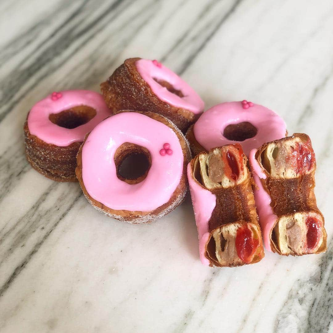 DOMINIQUE ANSEL BAKERYさんのインスタグラム写真 - (DOMINIQUE ANSEL BAKERYInstagram)「When a pastry has a birthday, why not celebrate? 😊 Next month (on May 10th to be exact), the Cronut® will turn 6 years old. We have some fun surprises planned that weekend in each our shops around the world, so stay tuned. For now, here’s a look at our May flavors: Summer Berry Mascarpone in NYC, Neopolitan (strawberry jam, chocolate ganache, vanilla sugar) at @DominiqueAnselLA, and Apricot Honey Chamomile at @DominiqueAnselLondon. (Preorders are up online now.) #CronutTurns6 #Cronut #DominiqueAnselBakery」4月30日 3時50分 - dominiqueansel