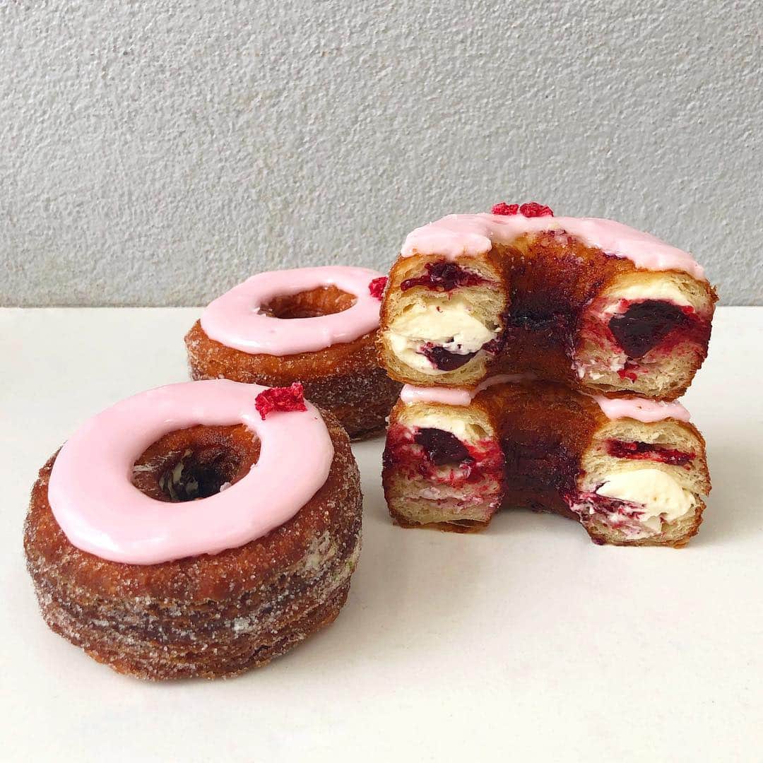 DOMINIQUE ANSEL BAKERYさんのインスタグラム写真 - (DOMINIQUE ANSEL BAKERYInstagram)「When a pastry has a birthday, why not celebrate? 😊 Next month (on May 10th to be exact), the Cronut® will turn 6 years old. We have some fun surprises planned that weekend in each our shops around the world, so stay tuned. For now, here’s a look at our May flavors: Summer Berry Mascarpone in NYC, Neopolitan (strawberry jam, chocolate ganache, vanilla sugar) at @DominiqueAnselLA, and Apricot Honey Chamomile at @DominiqueAnselLondon. (Preorders are up online now.) #CronutTurns6 #Cronut #DominiqueAnselBakery」4月30日 3時50分 - dominiqueansel