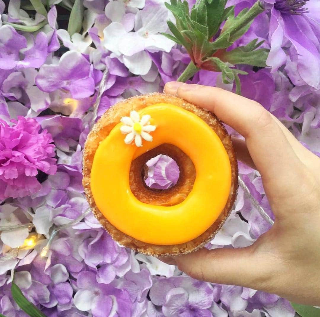DOMINIQUE ANSEL BAKERYさんのインスタグラム写真 - (DOMINIQUE ANSEL BAKERYInstagram)「When a pastry has a birthday, why not celebrate? 😊 Next month (on May 10th to be exact), the Cronut® will turn 6 years old. We have some fun surprises planned that weekend in each our shops around the world, so stay tuned. For now, here’s a look at our May flavors: Summer Berry Mascarpone in NYC, Neopolitan (strawberry jam, chocolate ganache, vanilla sugar) at @DominiqueAnselLA, and Apricot Honey Chamomile at @DominiqueAnselLondon. (Preorders are up online now.) #CronutTurns6 #Cronut #DominiqueAnselBakery」4月30日 3時50分 - dominiqueansel