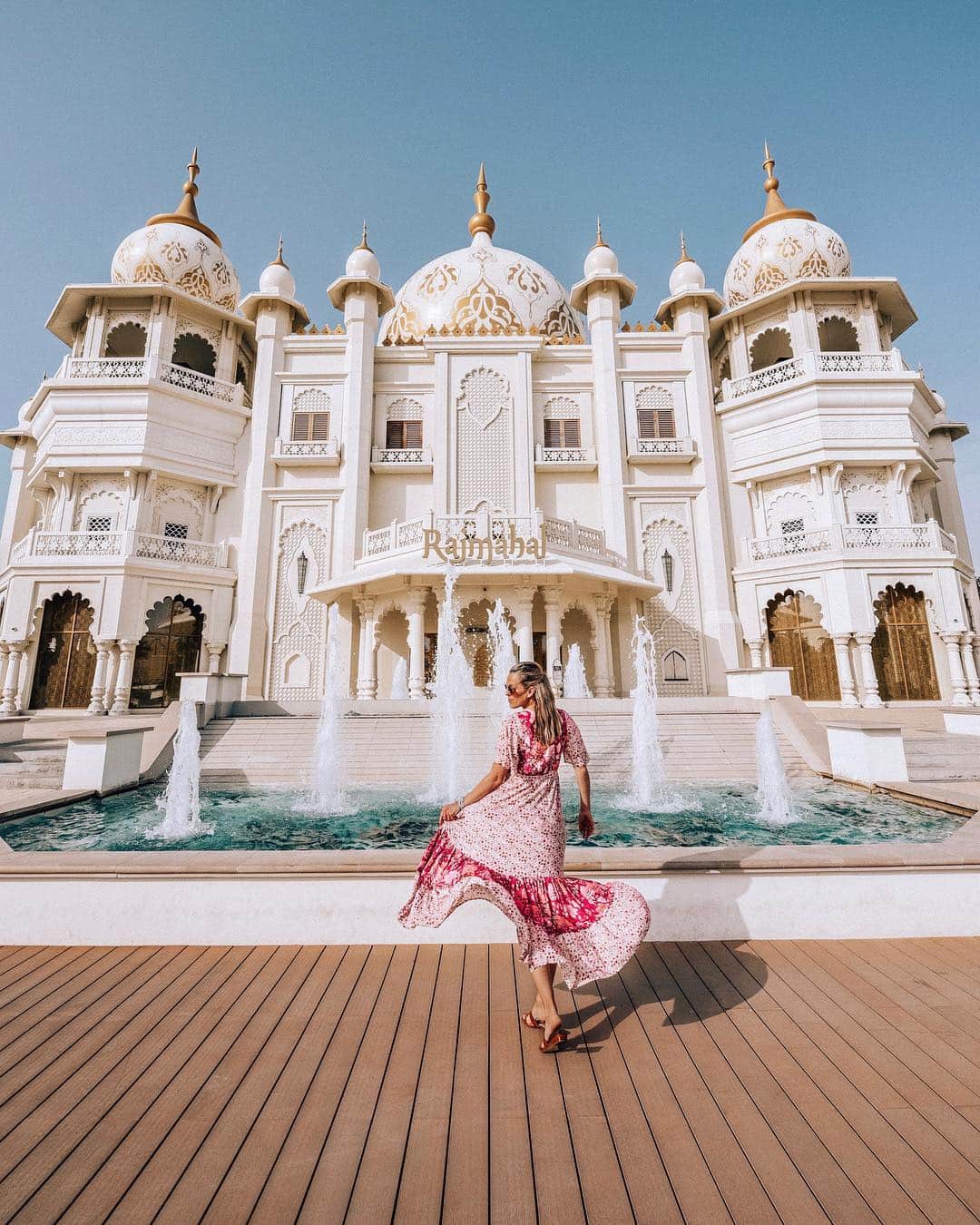 Izkizのインスタグラム：「Twirling in front of The Rajmahal at the Bollywood theme park in Dubai 🕌 We had such fun here exploring the 5 zones that are inspired by Bollywood blockbusters. Everything was so colourful!! 😍 Plus it’s also only a 5 minute walk away from Motiongate so you can do 2 parks in one day! @mydubai @bollywoodparksdubai #DubaiThemeParks #MyDubai #AmusementPark #Dubai #StaySunny #ad」