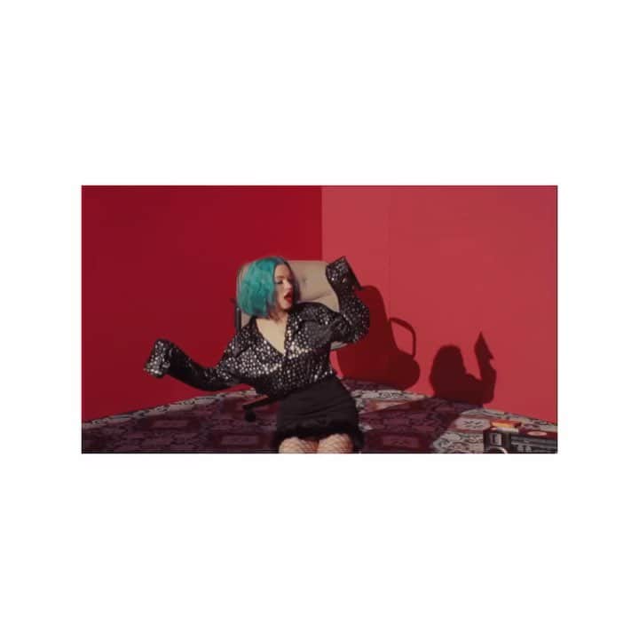 HEY VIOLETのインスタグラム：「please take a moment on this #internationaldanceday to appreciate our *incredible* dancing in the “better by myself” video. ok ok rena is the only one who can dance, we KNOW.. but u can still watch it👀💃🏼🕺 youtube.com/heyviolet」