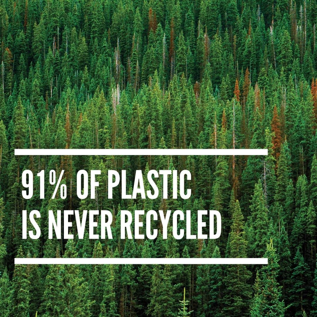 のインスタグラム：「Since the 50s, we’ve been obsessed with single-use plastic. All those hamburgers and french fries got us addicted to the convenience and desire to get out of doing our own dishes.  Between 1950 and 2015, humans produced 8.3 Billion metric tons of plastic. 6.3 Billion metric tons went straight to landfills. 😱  While we acknowledge and agree a reusable water bottle is the best solution, there may be times when that isn’t an option. Paper-based products like Boxed Water come from renewable resources. Let’s work together to kick our single-use habits.  #BoxedWater #BoxedWaterIsBetter #SayNoToPlasticBottles #PlasticPollution」