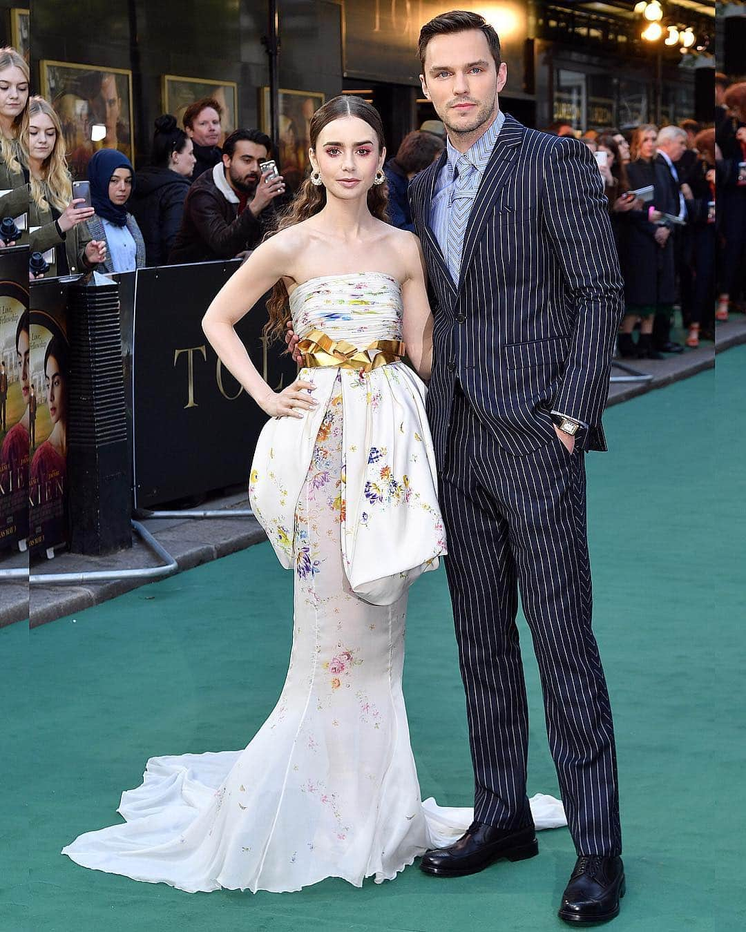 Just Jaredさんのインスタグラム写真 - (Just JaredInstagram)「@lilyjcollins stuns in @giambattistavalli while attending the “Tolkien” UK premiere with co-star @nicholashoult! #LilyCollins #NicholasHoult #TolkienFilm #GiambattistaValli Photos: Getty」4月30日 4時06分 - justjared