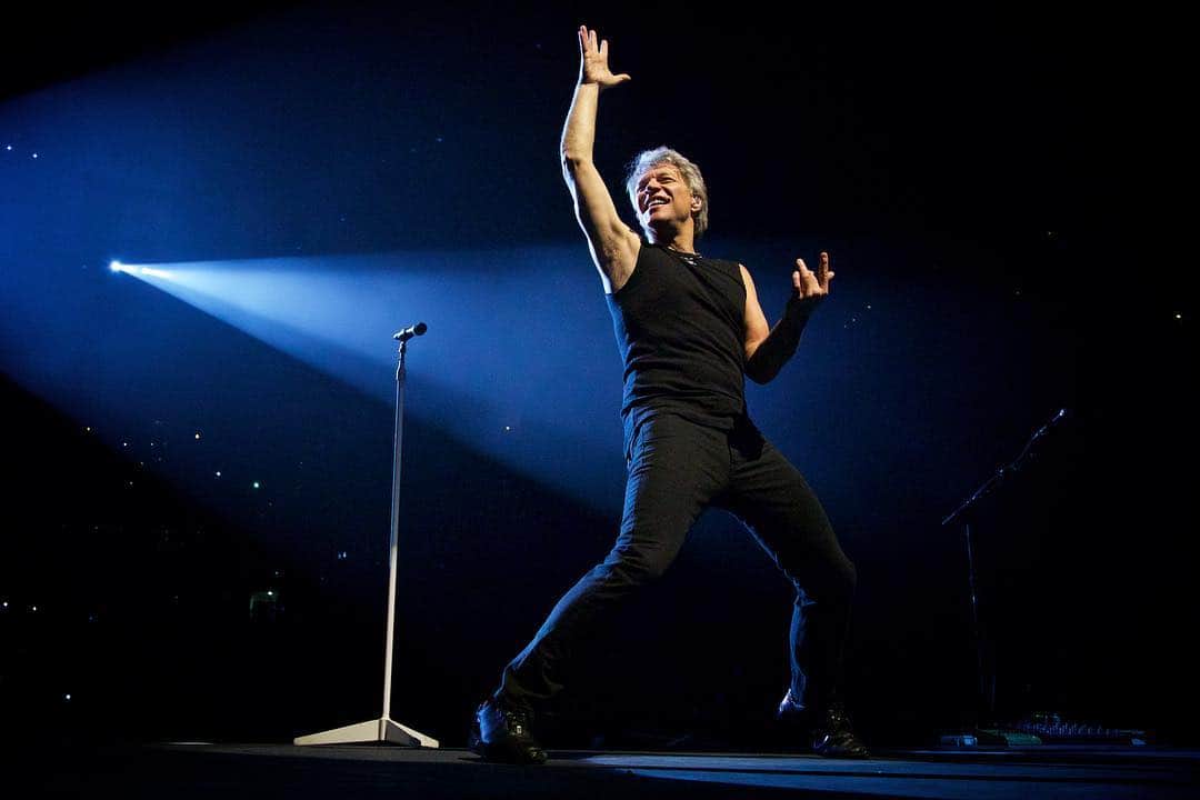 Bon Joviさんのインスタグラム写真 - (Bon JoviInstagram)「What’s your favorite Bon Jovi song to dance to?? #internationaldanceday • 📷: @davidbergman」4月30日 4時02分 - bonjovi