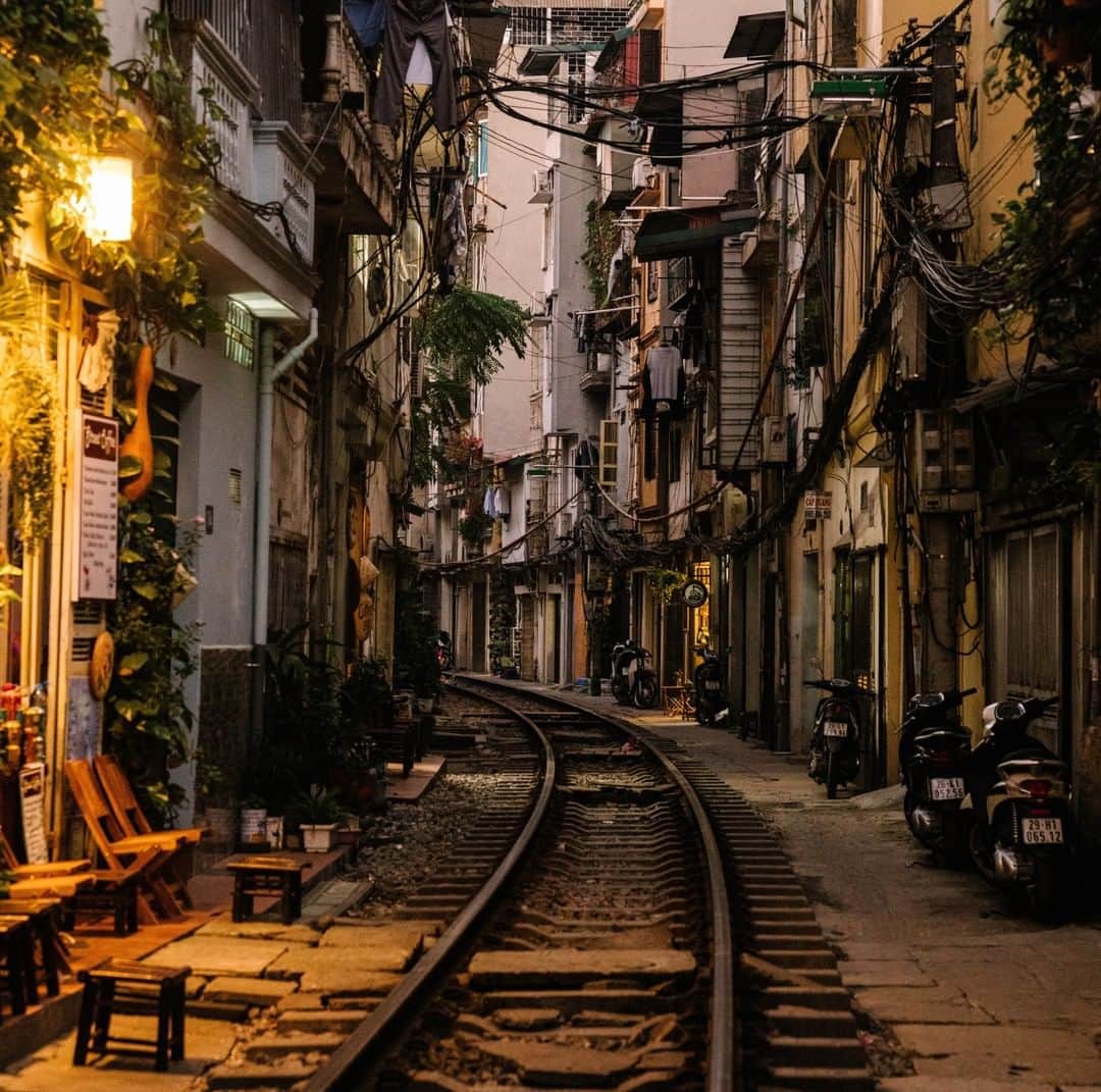 National Geographic Travelさんのインスタグラム写真 - (National Geographic TravelInstagram)「Photo by @hannahreyesmorales | An evening in Hanoi's Train Street, sipping on egg coffee... I love trains, and I am so thrilled when one speeds past us. Afterwards I excitedly talk to the woman who made my drink, and she shrugs. This is just normal for her. The trains, if anything, are quite noisy. Did I want another egg coffee?  Follow @hannahreyesmorales for more photos from Asia and beyond. #hanoi #vietnam #southeastasia #ASEAN」4月30日 4時03分 - natgeotravel