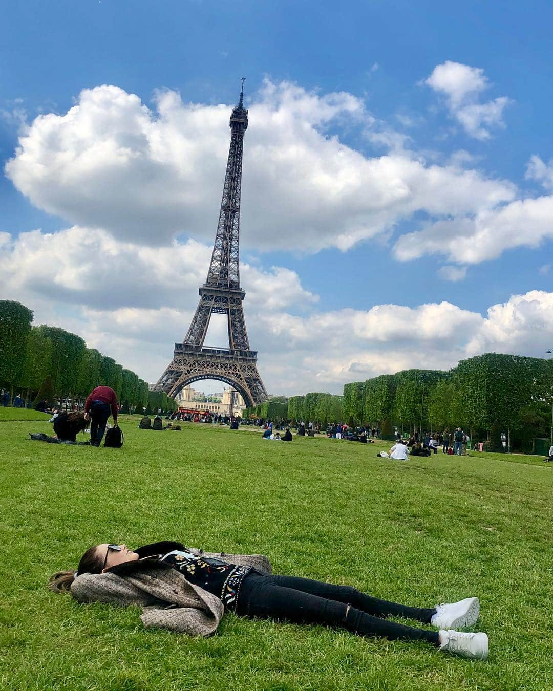 ハンナ・クインリヴァンさんのインスタグラム写真 - (ハンナ・クインリヴァンInstagram)「Kicking #jetlag in the rear. I’m here, settled in, and ready to enjoy this beautiful city. Woohoo! 💪🏻❤ #eiffeltower #love #romanticcity #amazingview #soakinginthesun」4月30日 4時13分 - hannah_quinlivan