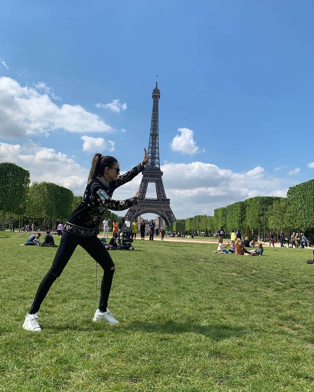 ハンナ・クインリヴァンさんのインスタグラム写真 - (ハンナ・クインリヴァンInstagram)「Kicking #jetlag in the rear. I’m here, settled in, and ready to enjoy this beautiful city. Woohoo! 💪🏻❤ #eiffeltower #love #romanticcity #amazingview #soakinginthesun」4月30日 4時13分 - hannah_quinlivan