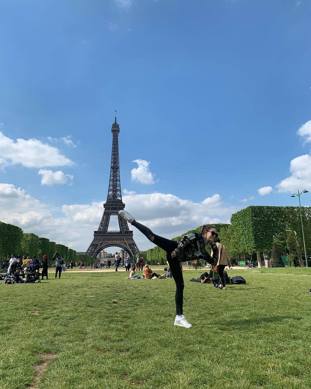 ハンナ・クインリヴァンさんのインスタグラム写真 - (ハンナ・クインリヴァンInstagram)「Kicking #jetlag in the rear. I’m here, settled in, and ready to enjoy this beautiful city. Woohoo! 💪🏻❤ #eiffeltower #love #romanticcity #amazingview #soakinginthesun」4月30日 4時13分 - hannah_quinlivan