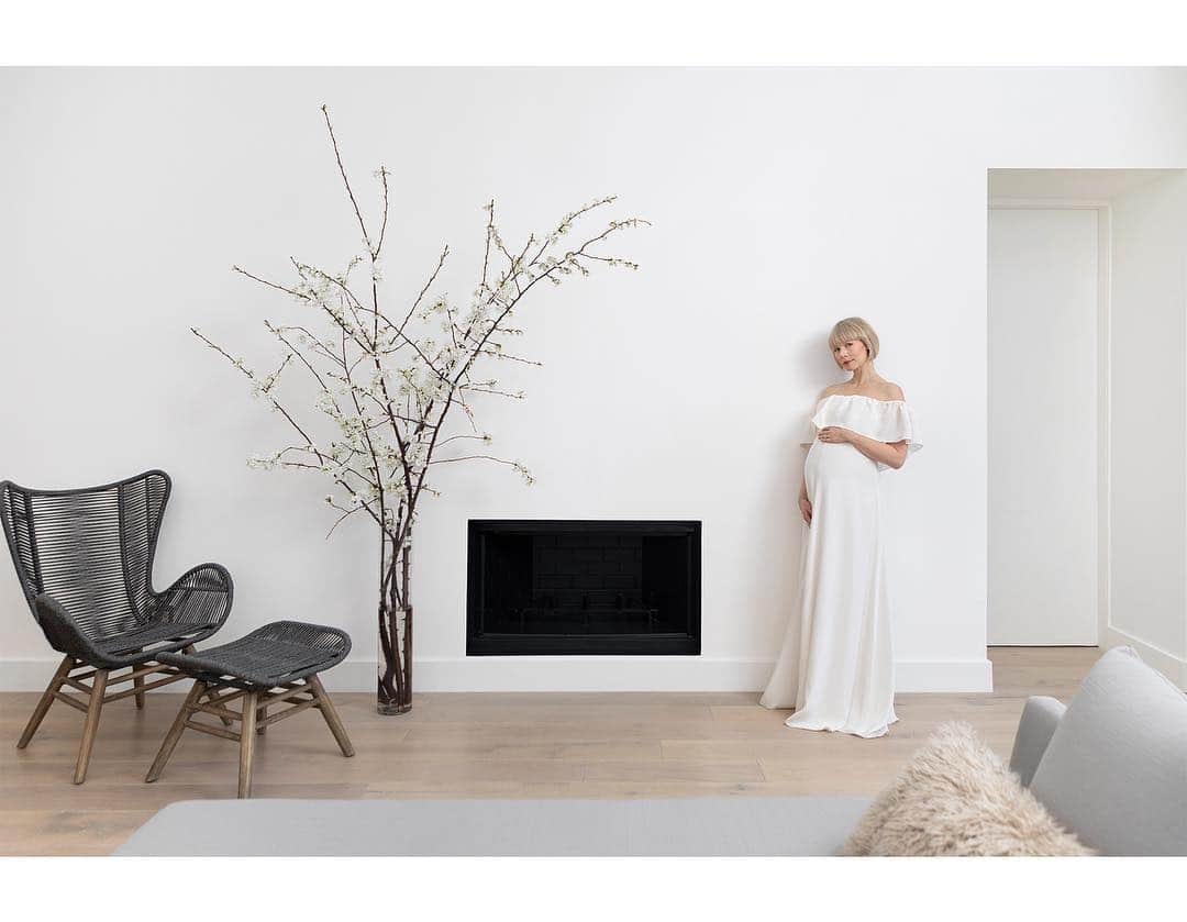エリン フェザーストンのインスタグラム：「I love the bold simplicity of this wall and fireplace.  Choosing the right shade of white paint was essential to the design. I used “Wimbourne White” from @farrowandball throughout the apartment. Even though it’s white, I feel there is both depth and warmth and I love the contrast of the minimalist, black fireplace. 📷@selliottphoto #thefetherednest」