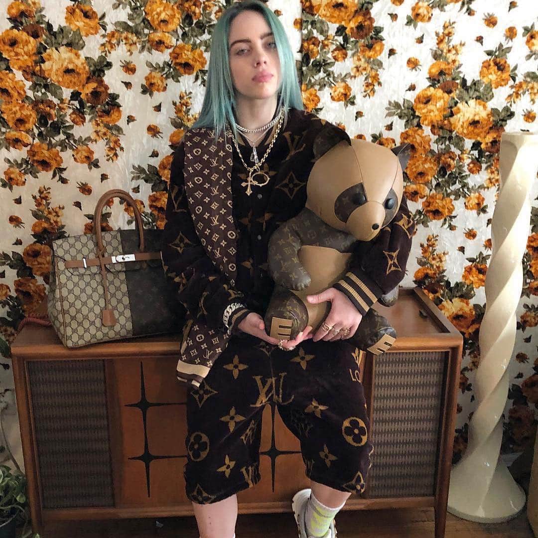 Vogueさんのインスタグラム写真 - (VogueInstagram)「Meet @wherearetheavocados, the enigmatic 17-year-old performer who is currently taking the pop world by storm. Currently, there isn’t a talk show, playlist, or music festival that she hasn’t been a part of. And Eilish’s edgy, anti-pop aesthetic is hard to miss: her signature blue-gray hair, eye-popping streetwear, and mounds of silver necklaces are intimidatingly cool—and delightfully weird. Tap the link in our bio for more on the artist’s personal style. #regram @wherearetheavocados」4月30日 4時18分 - voguemagazine