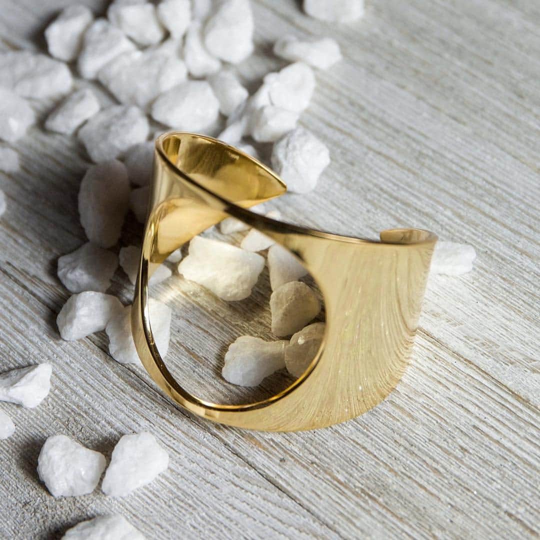 のインスタグラム：「Nothing like a statement cuff to make you feel like wonderwoman on a Monday. 👊🏼⁣⠀ .⁣⠀ .⁣⠀ .⁣⠀ .⁣⠀ .⁣⠀ #jewelry #jewellery #necklace #ring #earrings #bracelet #gold #rings #accessories #jewelrygram #bling #jewels #sparkle #glitter #instajewelry #jewelrydesigner #bracelets #fashionjewelry #shine #braceletstacks #braceletsoftheday #instajewelry #bohojewelry #bohemianjewelry #gypsyjewelry #glitter #bohostyle #boldstyle #aboutalook⁣⠀」