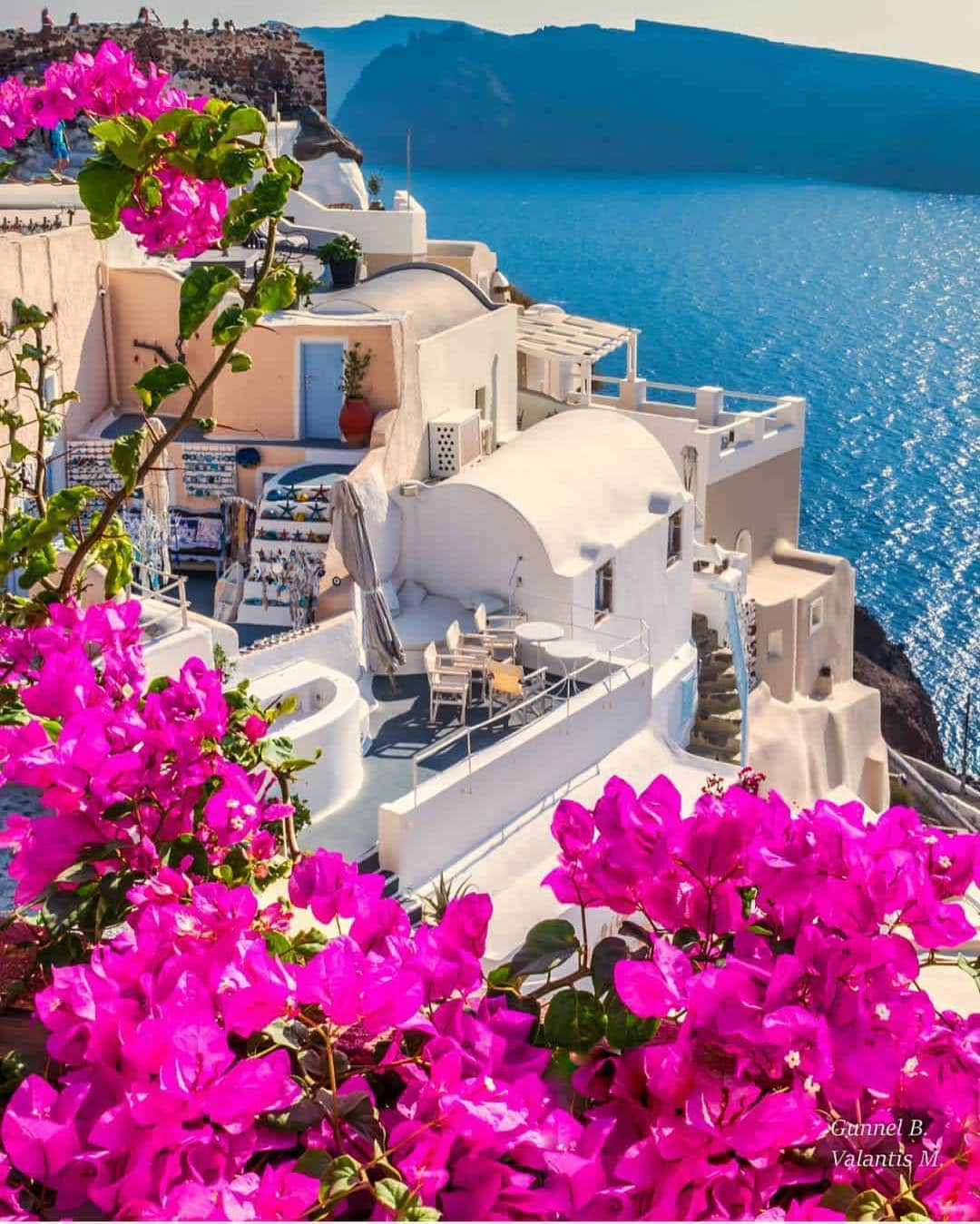 Wonderful Placesさんのインスタグラム写真 - (Wonderful PlacesInstagram)「Spring in Santorini ✨🌺🌺🌺✨ . Picture by ✨@boyephotografy✨ #wonderful_places for a feature 🌺」4月30日 4時37分 - wonderful_places