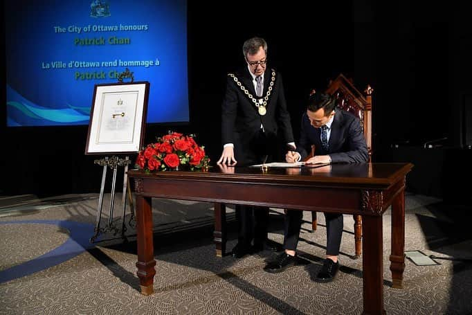 パトリック・チャンさんのインスタグラム写真 - (パトリック・チャンInstagram)「What an honor to receive the key to the city of Ottawa. Thank you to his Worship Jim Watson for this incredible day @jimwatsonottawa 📸:@cityofottawa」4月30日 4時39分 - pchan31