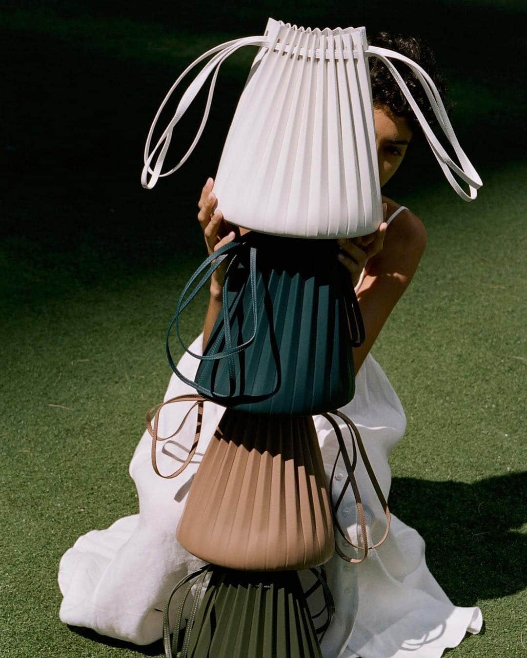 マンサー ガブリエルさんのインスタグラム写真 - (マンサー ガブリエルInstagram)「Introducing our Pleated Bucket Bag in four new dreamy colors: White, Leaf, Biscotto and Midnight Blu ❤️ #mansurgavriel」4月30日 4時47分 - mansurgavriel