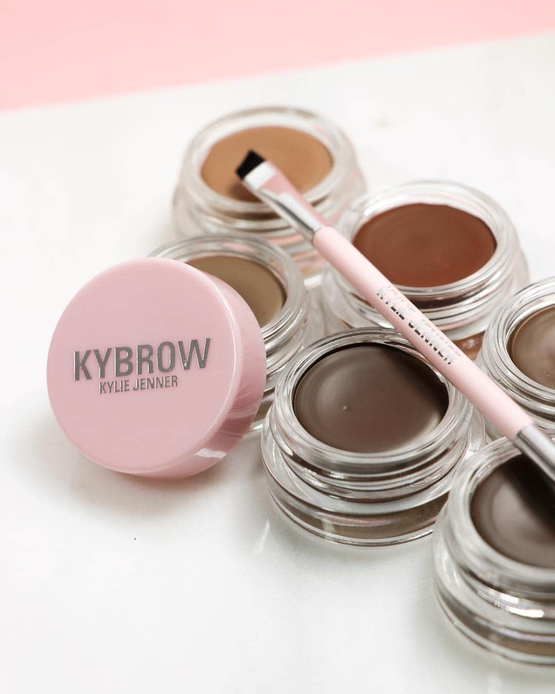 Kylie Cosmeticsさんのインスタグラム写真 - (Kylie CosmeticsInstagram)「#KYBROW Pomade 😍💫 Define and fill to perfection with Kybrow Brush 🌸 Tap to shop」4月30日 4時57分 - kyliecosmetics