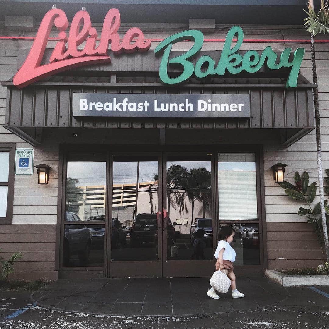 のインスタグラム：「. いつも行っていた WAILANA COFFEE HOUSE が まさかの閉店… あのなんの変哲もない パンケーキと目玉焼きが 大好きだったのに…かなしみ。 ということで 朝ごはんの新規開拓 🥞🥞 しかしやっぱりヨナは 米の方が好きそう 🧒🏽コメクレ #ヨナ連れ旅 #lilihabakery  #hawaii」