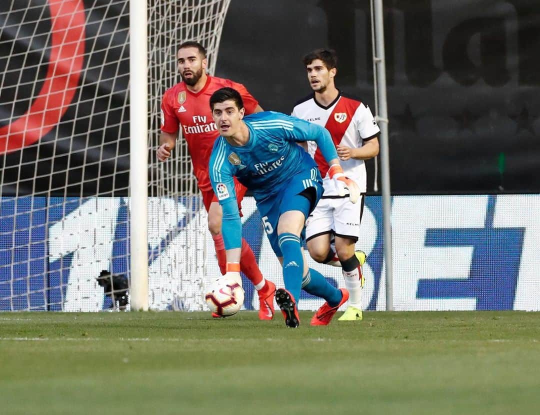 ティボ・クルトゥワのインスタグラム：「Contento de volver a jugar después de mi lesión, triste por la derrota! Siempre unidos! #HalaMadrid」