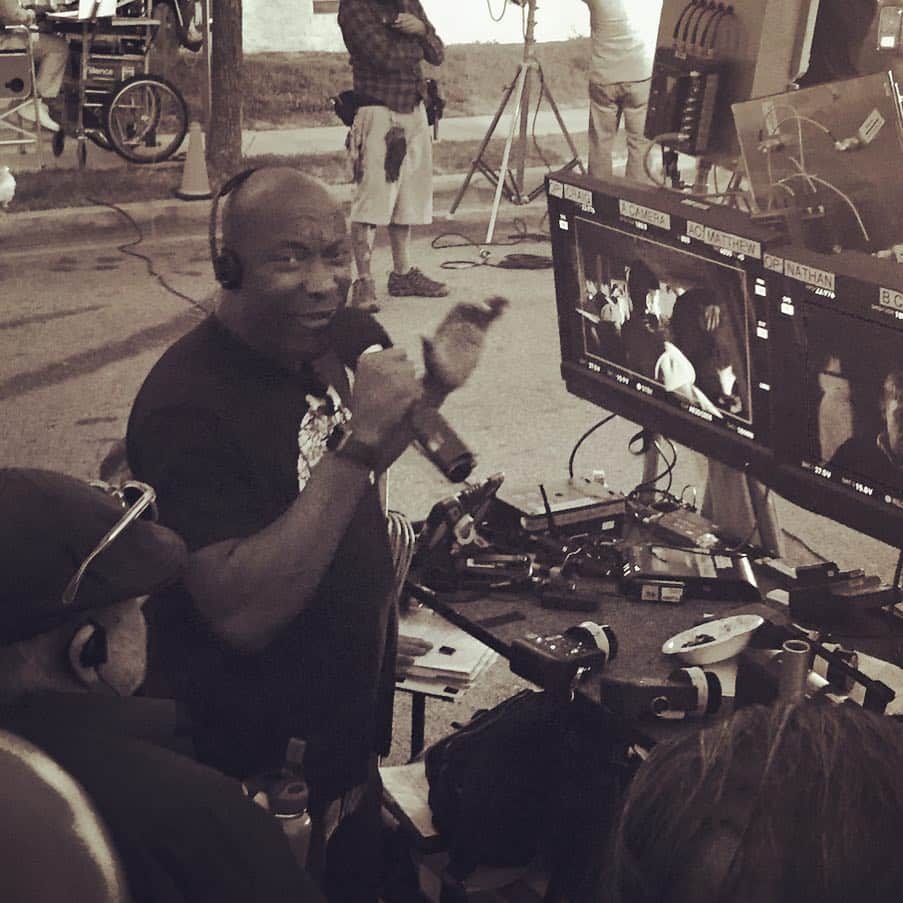 アダム・シャピロのインスタグラム：「Took this shot while we were shooting the @snowfallfx pilot. @johnsingleton was so cool to me on this set and for all the years and run-ins that followed.  thought I’d share the statement from his family: It is with heavy hearts we announce that our beloved son, father and friend, John Daniel Singleton will be taken off of life support today. This was an agonizing decision, one that our family made, over a number of days, with the careful counsel of John’s doctors.  John Singleton is a prolific, ground-breaking director who changed the game and opened doors in Hollywood, a world that was just a few miles away, yet worlds away, from the neighborhood in which he grew up.  John grew up in South Central L.A with a love of cinema that showed itself early on. He went on to become one of the most lauded graduates of the USC School of Cinematic Arts. Within months of graduating, John returned to South Central to shoot his debut feature, Boyz N the Hood. The movie, which was unusually shot in sequence, masterfully captured a story of friendship, youth and the peril of hard choices in a community marred by gang violence. The film earned special honors at its debut at Cannes and Singleton went onto become the youngest director and first African-American writer-director nominated for the Academy Award. Two decades later, the film was placed in the Library of Congress, a marker of its cultural and historical significance.  In his private life, John is a loving and supporting father, son, brother, and friend who believed in higher education, black culture, old school music and the power of film.  John’s confidence in his place in Hollywood was only matched for his passion for the sea. John kayaked in Marina Del Rey every morning. His greatest joy, when not on set, was sailing his boat, J’s Dream, up and down the Pacific Coast. The American writer Willa Cather once said, “There are some things you learn best in calm, and some in the storm.” We who have grown up with John, made movies with him, sailed with John and laughed with John, know the universe of calm and creativity he created for so many. Now in the wake of his death, we must navigate the storm without him...」