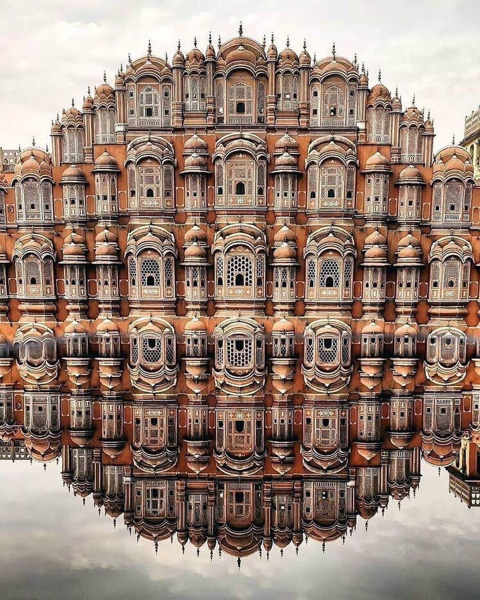 Canon Photographyさんのインスタグラム写真 - (Canon PhotographyInstagram)「Absolutely stunning reflection of Hawa Mahal!  Photography | @yourworldmylens  Jaipur, India  #canon_photos #jaipur #india #reflection #perfectreflection #hawamahal」4月30日 4時59分 - cpcollectives