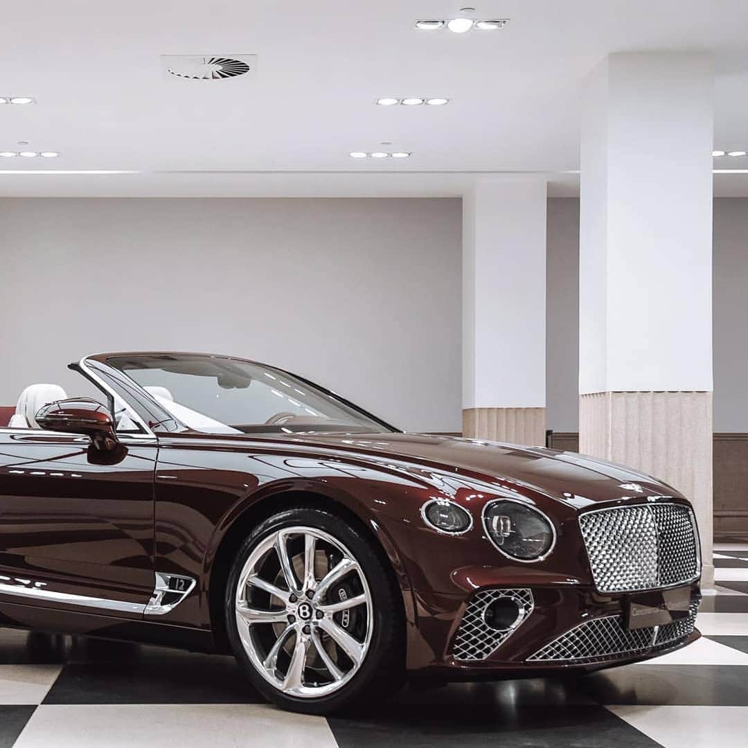 のインスタグラム：「The new #ContinentalGTC in Cricket Ball exterior with Linen hide. Image by @scottpattenden for @hrowenbentley. Discover through link in bio. #WorldOfBentley  Continental GT Convertible WLTP drive cycle: fuel consumption, mpg (l/100km) - Combined 20.2 (14.0). Combined CO2 – 317 g/km.」