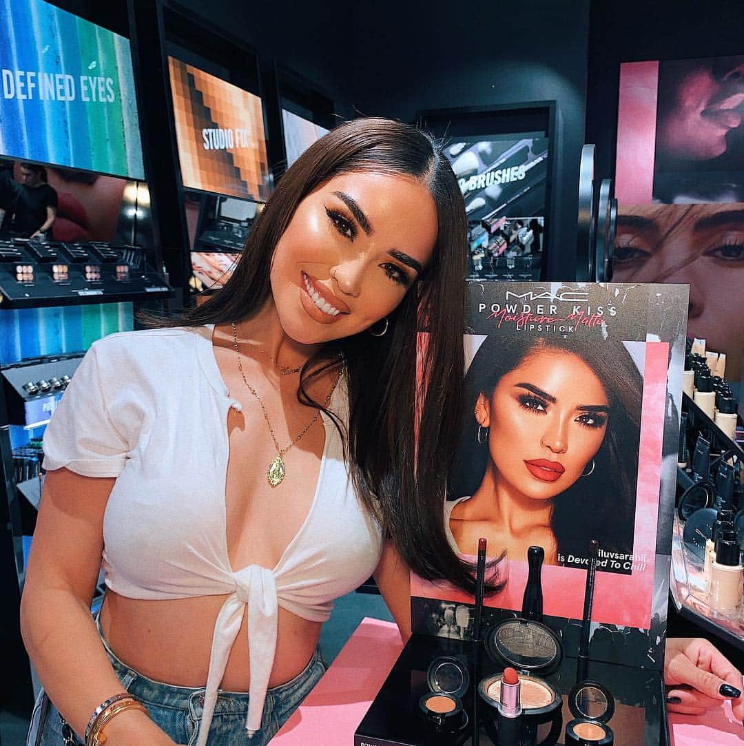 iluvsarahiiさんのインスタグラム写真 - (iluvsarahiiInstagram)「Look mom and dad , THATS ME i did it 🙌🏼😍 Its such a surreal feeling having my face inside @maccosmetics stores for their Powder Kiss Campaign! Thank you to everyone who came out to this weekend meet and greet, y’all were the best and so lit! #iluvsarahii #ad #MACpowderkiss」4月30日 5時11分 - iluvsarahii