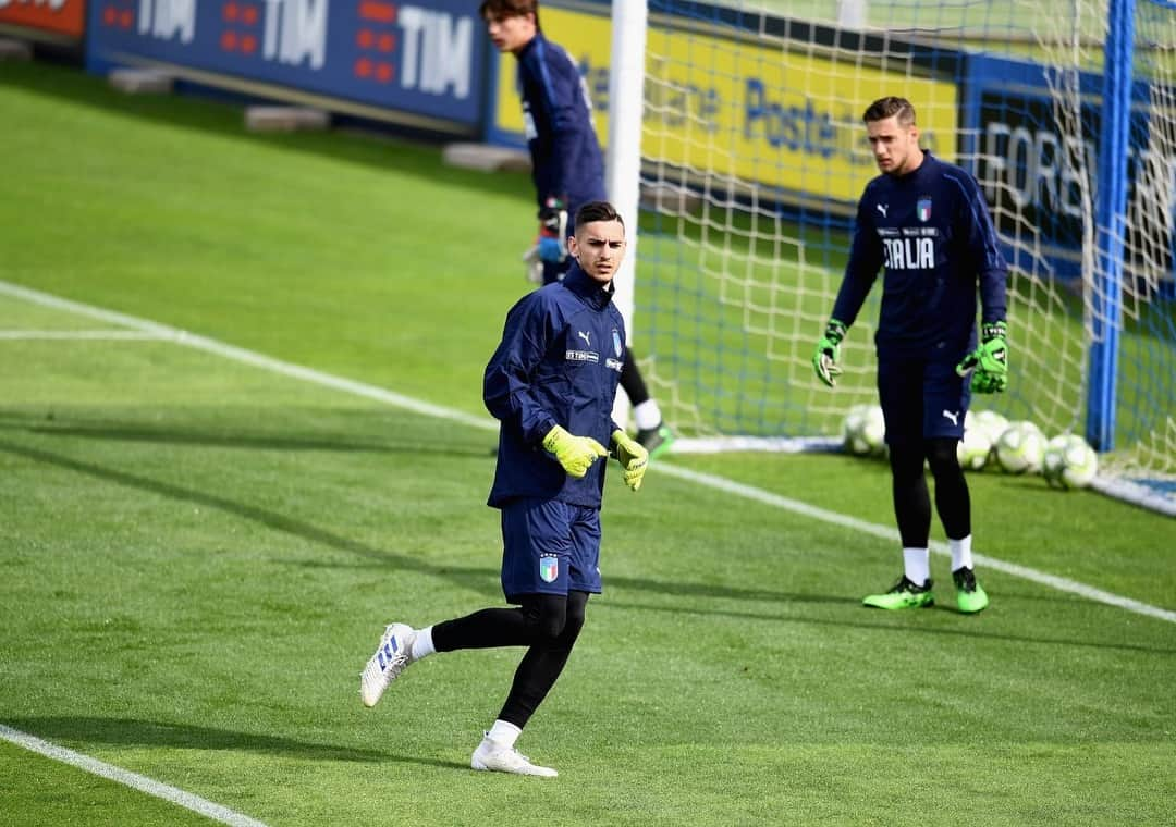 アレックス・メレットさんのインスタグラム写真 - (アレックス・メレットInstagram)「😁🇮🇹⚽️ @azzurri」4月30日 5時11分 - alex_meret