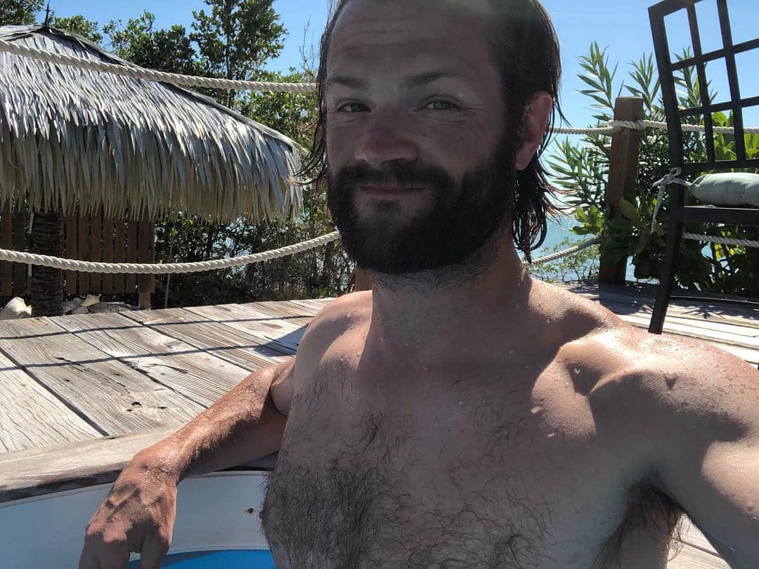 のインスタグラム：「Exactly two weeks out from the Boston Marathon. SO MUCH to catch up on!!! But, please forgive me, I’m relaxing right now. Talk soon. #spnfamily」