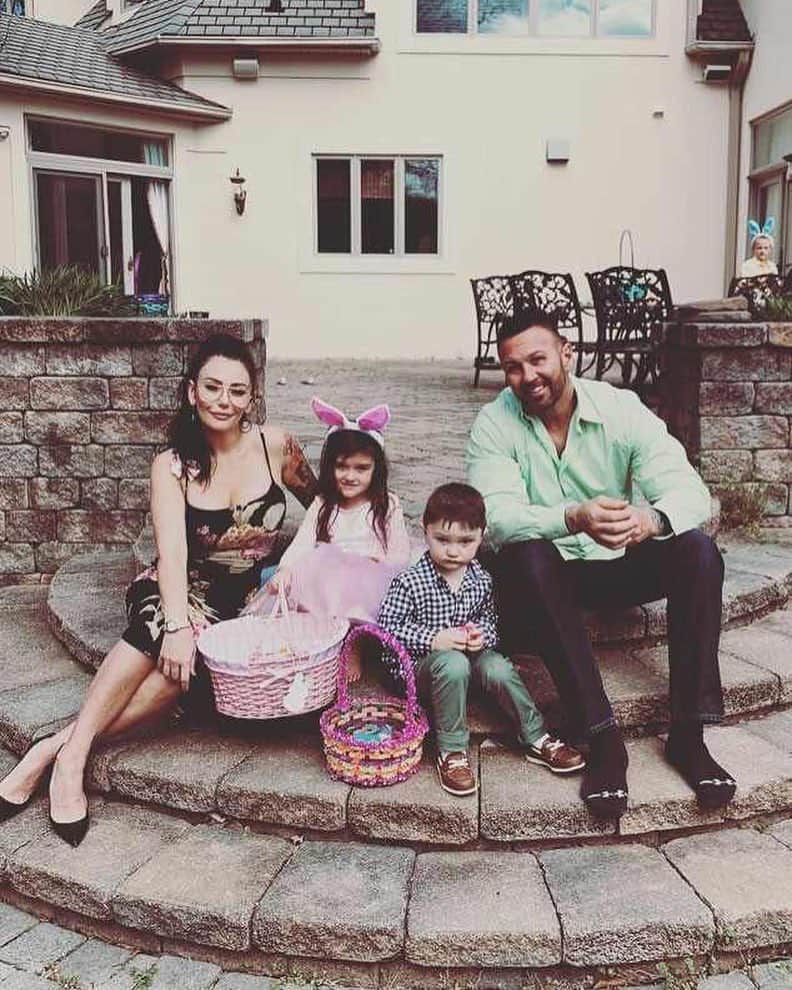 E! Onlineさんのインスタグラム写真 - (E! OnlineInstagram)「JWoww is calling her ex Roger Mathews out for leaving their kids with someone so he could "rage," but according to him, it's a "rare dad night out." Link in bio for all the drama. (📷: Instagram)」4月30日 5時14分 - enews