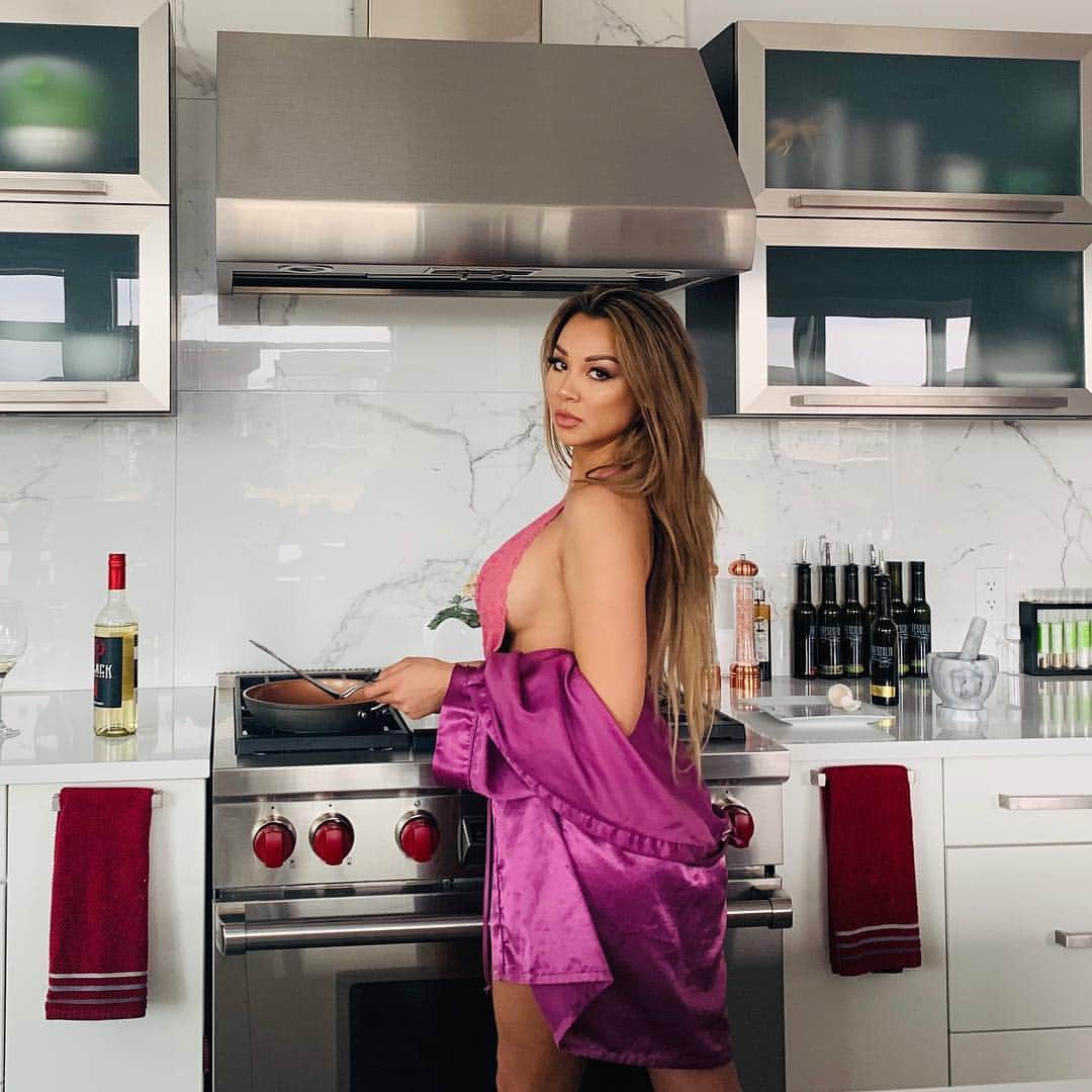 のインスタグラム：「🍳When he asks for his breakfast: “Not today” #GameofThrones 😂 Comment below if you know who said that quote!!!! 💓💓💓 still so shook about yesterday’s episode!!」