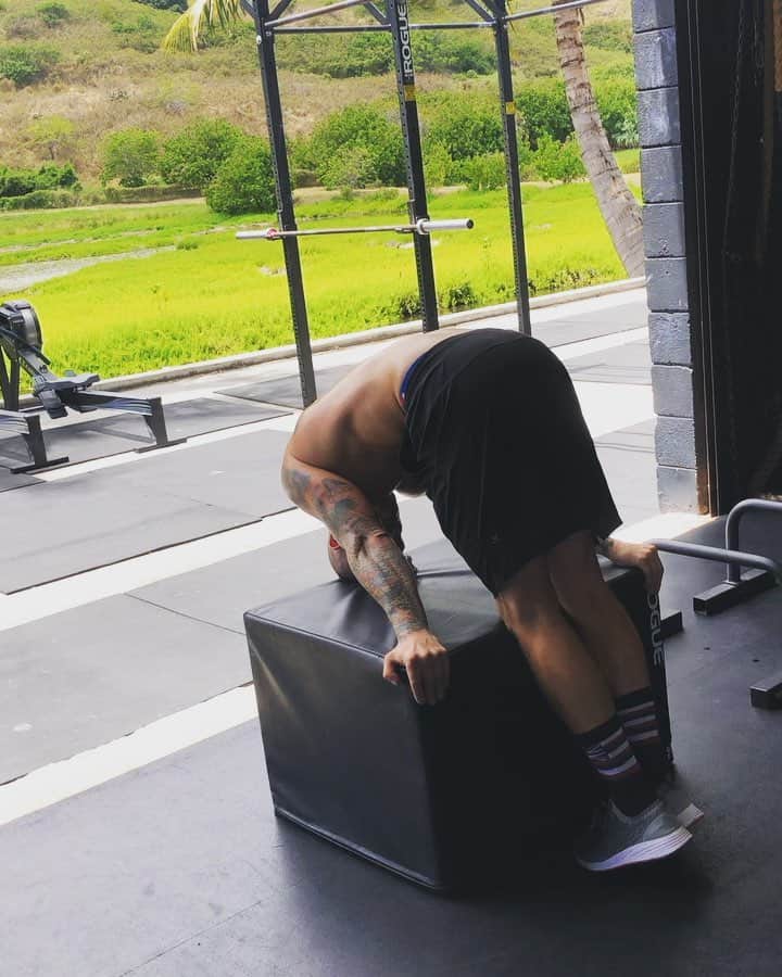 ザッキー・ヴェンジェンスのインスタグラム：「Core work makes the world go round🌎🤸🏻‍♂️ #luckywelivehi #fitness #noshirt #headstand #tattoos #gymnastics #crossfit #absfordays」