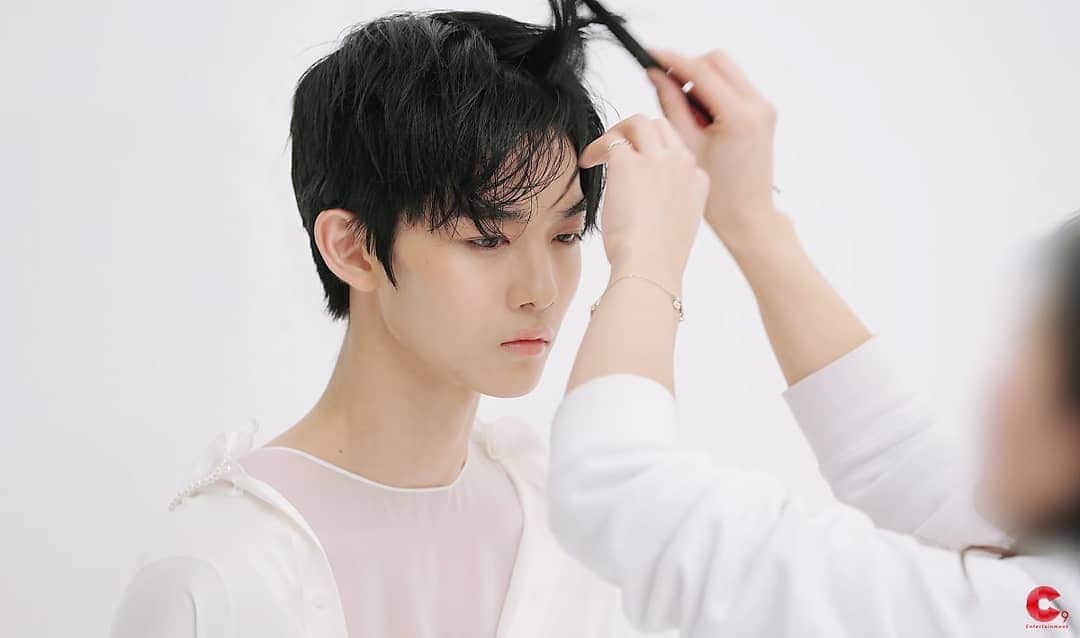 Just a girlさんのインスタグラム写真 - (Just a girlInstagram)「Bae JinYoung Allure Feb.🧡 Photoshoot Behind-the-Scene . . . . . #진영 #JinYoung #배진영 #BaeJinYoung#koreanmodel  #koreanboy #oppa #asianboy#아지트샵 #추천멘토 #치위생사 #간호사 #직장인부업 #미용인 #미용 #연남동카페 #연남동맛집 #신혼여행 #신혼 #신혼부부 #おしゃれ #オシャレ #いいね返し #フォロー #韓国人 #韓国 #セルカ #自撮り #ファッション #フォロー」4月30日 5時28分 - cecithegirl