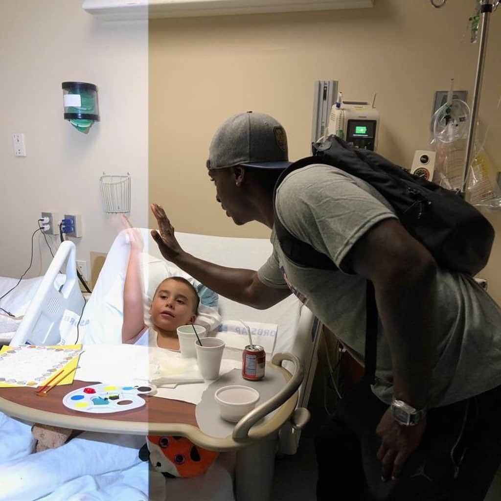 ディディ・グレゴリウスさんのインスタグラム写真 - (ディディ・グレゴリウスInstagram)「Had a great time with the boys visiting kids at Tampa general Hospital」4月30日 5時42分 - sirdidig18