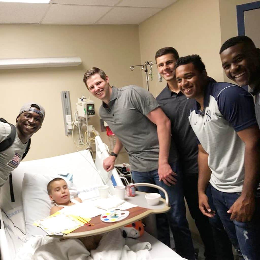 ディディ・グレゴリウスさんのインスタグラム写真 - (ディディ・グレゴリウスInstagram)「Had a great time with the boys visiting kids at Tampa general Hospital」4月30日 5時42分 - sirdidig18