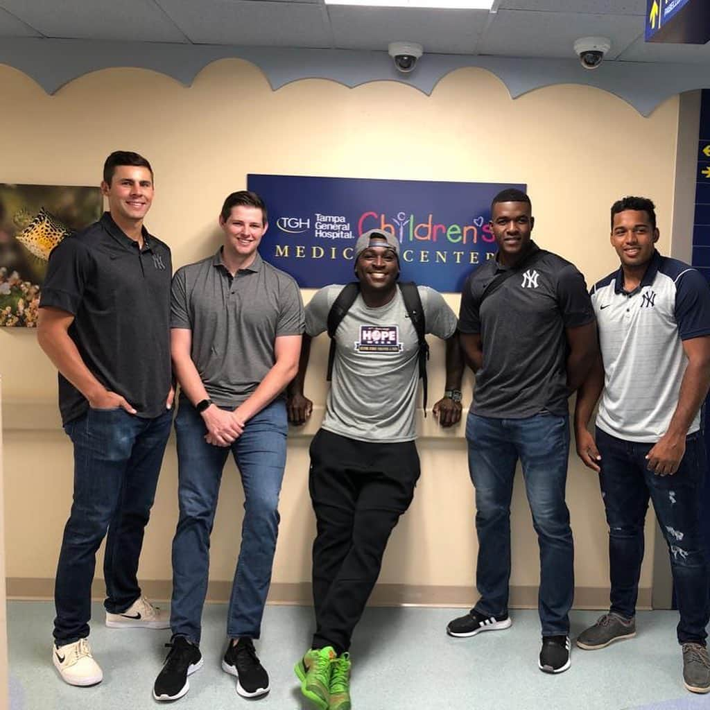 ディディ・グレゴリウスさんのインスタグラム写真 - (ディディ・グレゴリウスInstagram)「Had a great time with the boys visiting kids at Tampa general Hospital」4月30日 5時42分 - sirdidig18