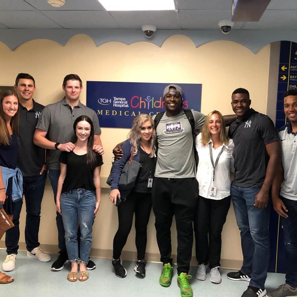 ディディ・グレゴリウスさんのインスタグラム写真 - (ディディ・グレゴリウスInstagram)「Had a great time with the boys visiting kids at Tampa general Hospital」4月30日 5時42分 - sirdidig18