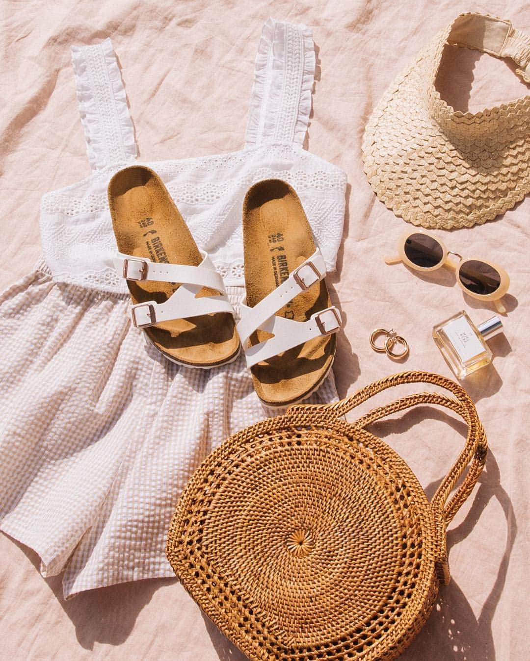 Urban Outfittersさんのインスタグラム写真 - (Urban OutfittersInstagram)「The @birkenstock Yao is online now and yep, we plan on wearing them all summer long. #UOonYou」4月30日 5時37分 - urbanoutfitters